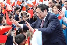 Le Premier ministre Pham Minh Chinh assiste à la rentrée des classes de l'école primaire Đoàn Thị Điểm, dans l’arrondissement de Nam Tu Liêm, à Hanoï. Photo : VNA