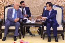 Le président de la Commission des relations extérieures du Comité central du PCV, Le Hoai Trung (droite) et le permanent du Secrétariat du Fatah, Jibril Rajoub, le 6 octobre à Hanoï. Photo: VNA