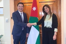 Le vice-ministre des Affaires étrangères Pham Quang Hieu (à gauche) et la ministre jordanienne des Affaires étrangères et des Expatriés, Leena Al-Hadid. Photo: baoquocte.vn