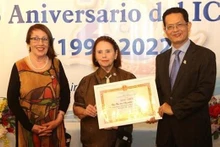 L’ambassadeur du Vietnam en Argentine, Duong Quoc Thanh, remet un satisfecit de l’Union des organisations d’amitié du Vietnam (VUFO) à l’ICAV. Photo : VNA.