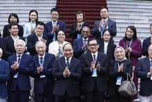 Le Président Nguyên Xuân Phuc (premier rang, au centre) pose avec les scientifiques participant à 45e conférence de la Fédération des associations économiques de l’ASEAN. Photo : VNA.