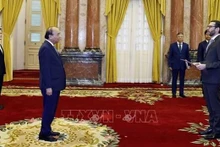 Le Président du Vietnam, Nguyên Xuân Phuc (à gauche) et l’ambassadeur du Royaume-Uni Iain Frew. Photo : VNA.