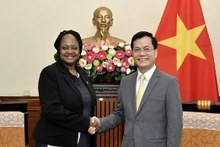 Le vice-ministre vietnamien des Affaires étrangères Ha Kim Ngoc et la sous-secrétaire d'État chargée du Contrôle des armements et des Affaires de sécurité internationale, Bonnie D. Jenkins. Photo : VNA.