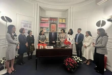 Lors de la cérémonie de remise des livres et livres électroniques. Photo: baoquocte