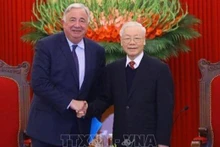 Le Secrétaire général du Parti communiste du Vietnam (PCV), Nguyên Phu Trong (à droite), et le Président du Sénat français, Gérard Larcher. Photo : VNA.