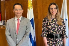 L’ambassadeur du Vietnam en Argentine et en Uruguay, Duong Quoc Thanh (à gauche), et la vice-ministre des Affaires étrangères de l'Uruguay, Carolina Ache Batlle. Photo: baoquocte