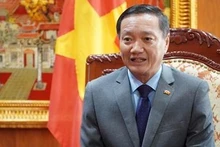 L’ambassadeur du Vietnam au Laos, Nguyên Ba Hùng, répond à l'interview de l'Agence Vietnamienne d'Information. Photo : VNA. 