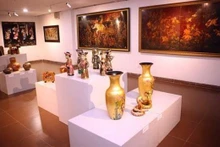 Certaines œuvres en laque poncée à l'exposition. Photo : VNA.