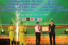 Lors de la cérémonie de remise du record pour « la fête Ooc Om Boc — course de bateaux de Soc Trang ». Photo: nld.com.vn