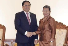 Le Premier ministre Pham Minh Chinh et Mme Men Sam An, Vice-Première ministre et ministre des Relations avec le Parlement et l’Inspection, vice-présidente du Parti du peuple cambodgien, président de l'Association de l'Amitié Cambodge - Vietnam. Photo : VNA.