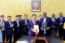 Nguyên Manh Hùng, ministre vietnamien de l’Information et des Communications et Nape Moses Nnauye, ministre tanzanien de l'Information, des Communications et des Technologies de l'information. Photo : Ministère vietnamien de l’Information et des Communications. 