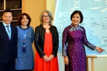 L’ambassadrice Le Thi Tuyet Mai, cheffe de la Mission permanente du Vietnam auprès de l’ONU, de l’OMC et d’autres organisations internationales à Genève a signé l'affiche de la Charte de l’ONU. Photo: VNA