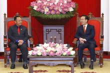 Le permanent du Secrétariat du PCV, Vo Van Thuong (à droite), et le secrétaire du Comité central de l’Union des jeunes révolutionnaires du peuple laotien, Monxay Laomuasong. Photo : VNA