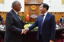 Le Vice-Premier ministre Lê Minh Khai (à droite) et Andreas Gerber, responsable des petites et moyennes entreprises (PME) de Suisse. Photo : VNA.