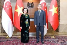 La présidente de la Commission d’organisation du Comité central du PCV, Truong Thi Mai, et le ministre singapourien des Affaires étrangères Vivian Balakrishnan. Photo : VNA. 