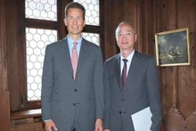 Le nouvel ambassadeur du Vietnam au Liechtenstein Phùng Thê Long (droit) et le prince héréditaire Alois de Liechtenstein. Photo : VNA.