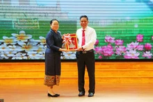 La consule générale du Laos à Hô Chi Minh-Ville, Phimpha Keomixay (à gauche) remet un cadeau de souvenir au vice-président du Comité populaire de Cân Tho, Nguyên Thuc Hiên. Photo : thoidai.com.vn