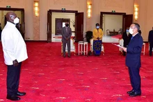 Nguyen Nam Tien, ambassadeur du Vietnam en Tanzanie et en Ouganda, présente ses lettres de créance au président ougandais, Yoweri Kaguta Museveni. Photo : baoquote 