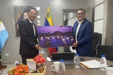 L’ambassadeur du Vietnam au Venezuela, Lê Viêt Duyên, lors de sa visite de travail dans l’État vénézuélien de Sucre. Photo: baoquocte.vn
