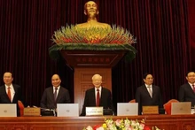 Les hauts dirigeants du pays lors de l’ouverture du 6e Plénum du Comité central du Parti du 13e mandat à Hanoï. Photo : VNA