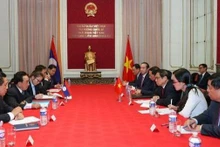 Le Premier ministre Pham Minh Chinh a eu le 13 décembre (heure locale) à Bruxelles une rencontre avec son homologue du Laos, Phankham Viphavanh. Photo : VNA