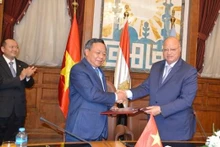 Nguyên Van Phong (à gauche), secrétaire adjoint du Comité du Parti de Hanoï, et Khaled Abdel A'al, gouverneur du Caire. Photo: VNA