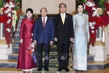 Le Président vietnamien Nguyên Xuân Phuc (2e, à gauche), le Premier ministre thaïlandais Prayut Chan-o-cha et leurs épouses, à Bangkok, le 16 novembre. Photo : VNA.
