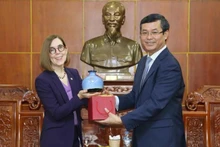 Le vice-ministre vietnamien de l'Éducation et de la Formation, Nguyên Van Phuc (à droite), remet un cadeau de souvenir à Kate Brown, gouverneure de l’État américain d’Oregon. Photo: giaoducthoidai.vn