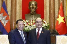 Le Président Nguyên Xuân Phuc (à droite) et le Président du Sénat du Cambodge, Samdech Say Chhum. Photo : VNA.