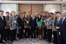 Le Président Nguyên Xuân Phuc prend une photo avec des membres de l'Association d'amitié Indonésie - Vietnam. Photo : VNA.