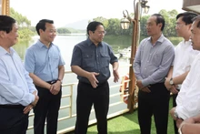 Le PM Pham Minh Chinh inspecte les projets d’infrastructure socio-économique à Yên Bai. Photo : Trân Hai/NDEL.