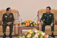 Le chef d'état-major général de l'Armée populaire du Vietnam et vice-ministre de la Défense, Nguyên Tân Cuong (à droite) et Khim Bunsong, secrétaire d'Etat au ministère de la Défense, président du Conseil des sports militaires de l'Armée royale cambodgienne. Photo : QDND.