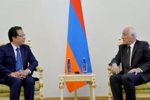 L’ambassadeur du Vietnam en Russie et en Arménie Dang Minh Khoi (gauche) et le président de la République d'Arménie Vahagn Khatchatourian. Photo : VNA.