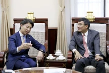 Le vice-ministre vietnamien des Affaires étrangères, Nguyên Minh Vu (à droite), et Aoyagi Yoichiro, membre de la Chambre des représentants du Japon et secrétaire général du comité d’organisation du Festival vietnamien à Tokyo au Japon. Photo : thoidai.com.vn