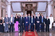 Des autorités de Hô Chi Minh-Ville et des représentants de la délégation argentine posent pour une photo. Photo : VNA.