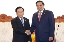 Le Premier ministre vietnamien, Pham Minh Chinh (à droite), et son homologue lao, Phankham Viphavanh. Photo : VNA.