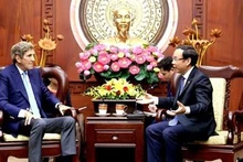 Nguyên Van Nên, membre du Bureau politique, secrétaire du Comité du Parti de Hô Chi Minh (droite) et John Kerry, envoyé spécial des États-Unis pour le climat. Photo : VNA