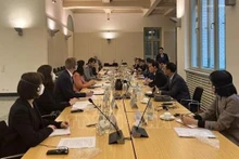 Lors de la séance de travail entre la délégation de la Commission juridique de l'Assemblée nationale du Vietnam et la présidente de la Commission de la justice et la représentante de la Commission de l'intérieur et du territoire du Bundestag allemand Elisabeth Winkelmeier-Berker le 26 septembre à Berlin. Photo : VNA