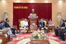 Le secrétaire du Comité du Parti de la ville de Dà Nang, Nguyên Van Quang, et la la consule générale des États-Unis à Hô Chi Minh-Ville Susan Brûle. Photo : VNA.