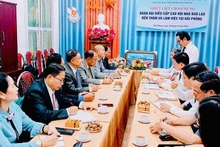 Lors de la séance de travail entre les Associations des journalistes du Laos et du Vietnam. Photo: NDEL