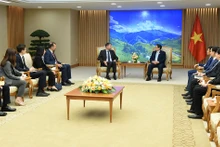 Lors de la rencontre entre le Premier ministre Pham Minh Chinh (à droite) et le directeur général de Adidas Kasper Rorsted. Photo: Trân Hai/NDEL