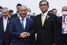 Le Président Nguyên Xuân Phuc (à gauche) et le Premier ministre thaïlandais Prayut Chan-o-cha à l’aéroport militaire royal de Don Mueang, à Bangkok. Photo : VNA.