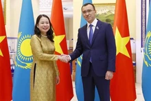 La vice-présidente Vo Thi Anh Xuan et le président du Sénat du Kazakhstan, Maulen Ashimbaev. Photo: VNA