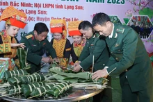 La préparation du « banh chung ». Photo:VNA