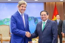 Le Premier ministre vietnamien Pham Minh Chinh (à droite) reçoit John Kerry, envoyé spécial des États-Unis pour le climat. Photo: VGP
