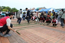 La danse nhảy sạp (perches de bambou) lors du festival de la communauté vietnamienne à Jeonnam-Gwangju. Photo: baoquocte