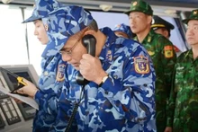 Le colonel Luong Cao Khai en conversation téléphonique avec la Garde-côtes chinoise. Photo : qdnd.vn