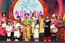 Des mannequins enfants interprètent six collections d'ao dài des designers réputés du pays. Photo : VNA