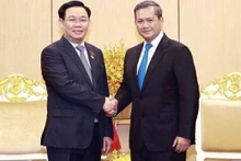 Le président de l’Assemblée nationale du Vietnam Vuong Dinh Huê (à gauche) serre la main du général Hun Manet, commandant en chef adjoint des FARC et commandant de l’Armée de terre des FARC. Photo : VNA.