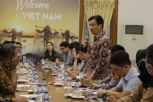 L’ambassadeur du Vietnam en Indonésie, Ta Van Thong (debout), lors de la rencontre avec des journalistes de plus de 20 agences de presse locales et étrangères à l'occasion du Nouvel An 2023. Photo: VNA